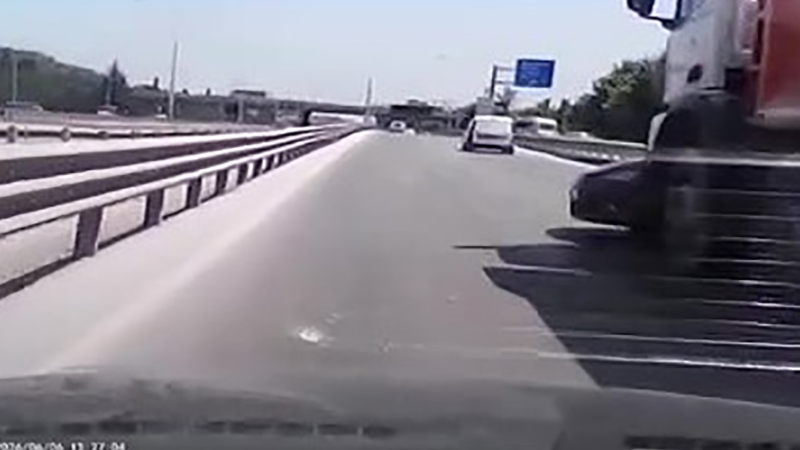 Kamyon otomobili önüne alıp metrelerce sürükledi
