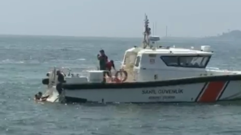 Feribottan denize düştü, yardımına büfe çalışanı koştu!