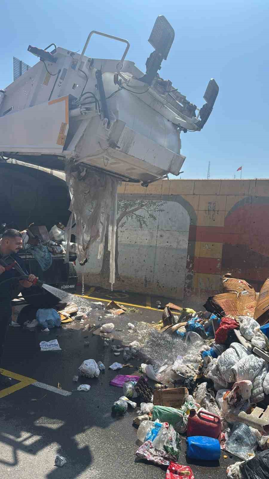 Yalova’da sürücü yanan çöp kamyonunu itfaiyeye götürdü
