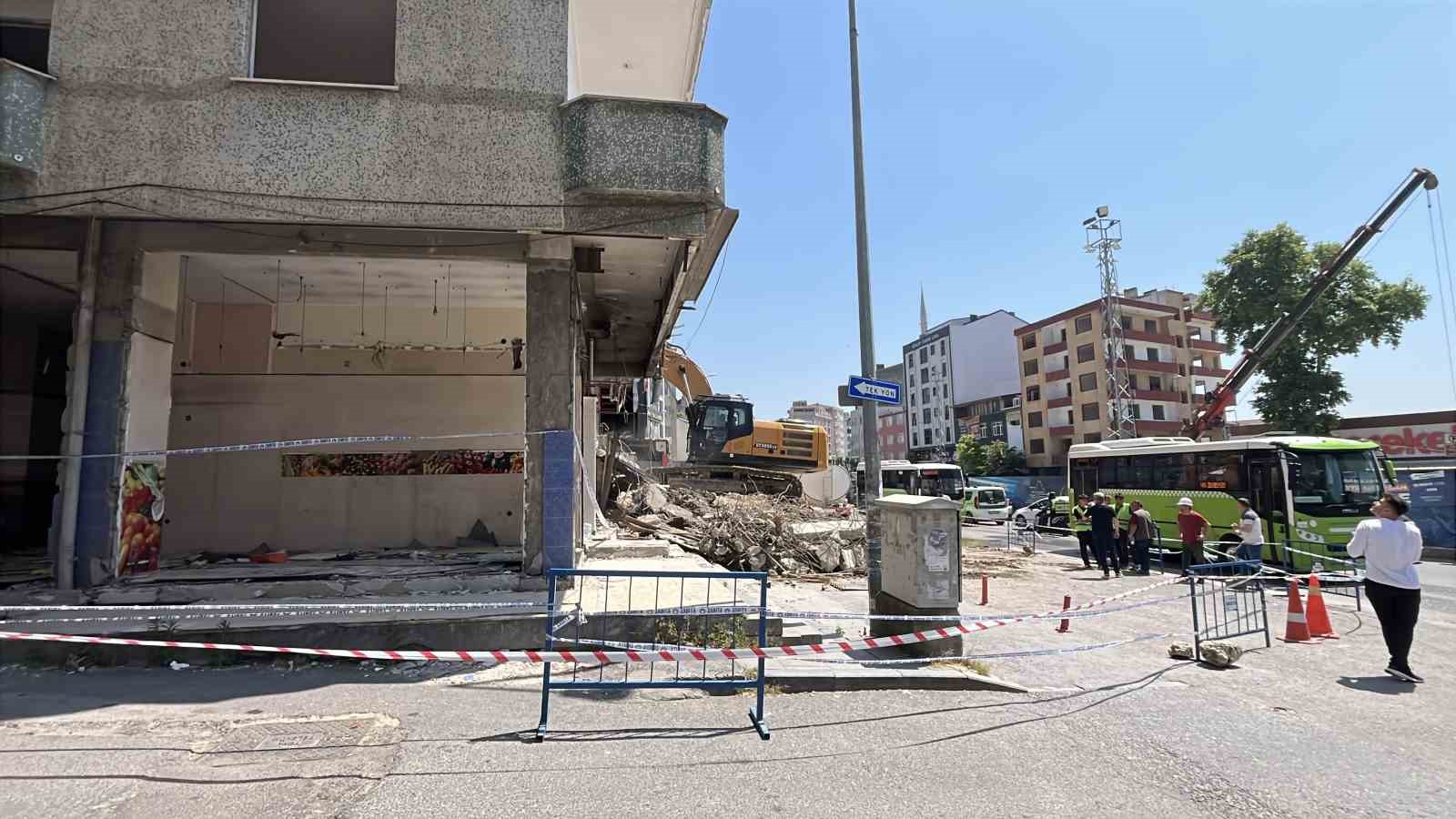 Gebze’de 22 riskli yapının yıkımına başlandı