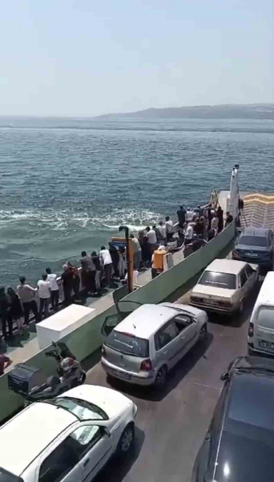 Feribottan denize düşen kişiye büfe çalışanından hayat kurtaran müdahale
