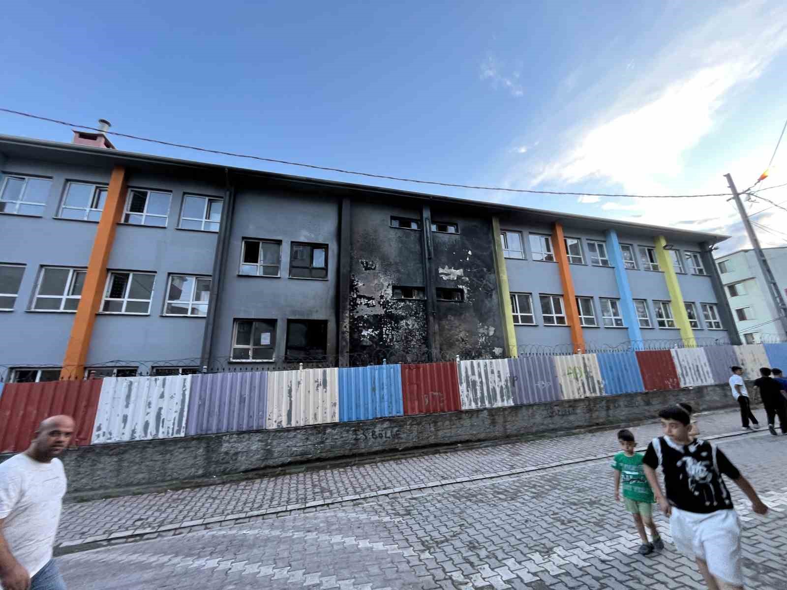 Esenyurt’ta ilkokulda yangın