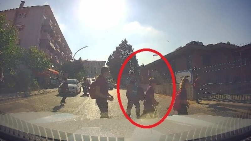 Koltuk değnekli öğrencinin yardımına zabıta personeli koştu