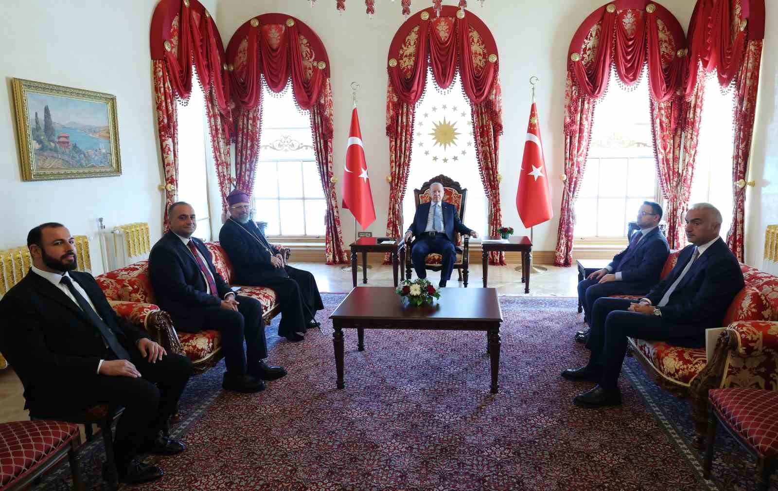Cumhurbaşkanı Erdğan, Türkiye Ermenileri Patriği Sahak Maşalyan’ı kabul etti