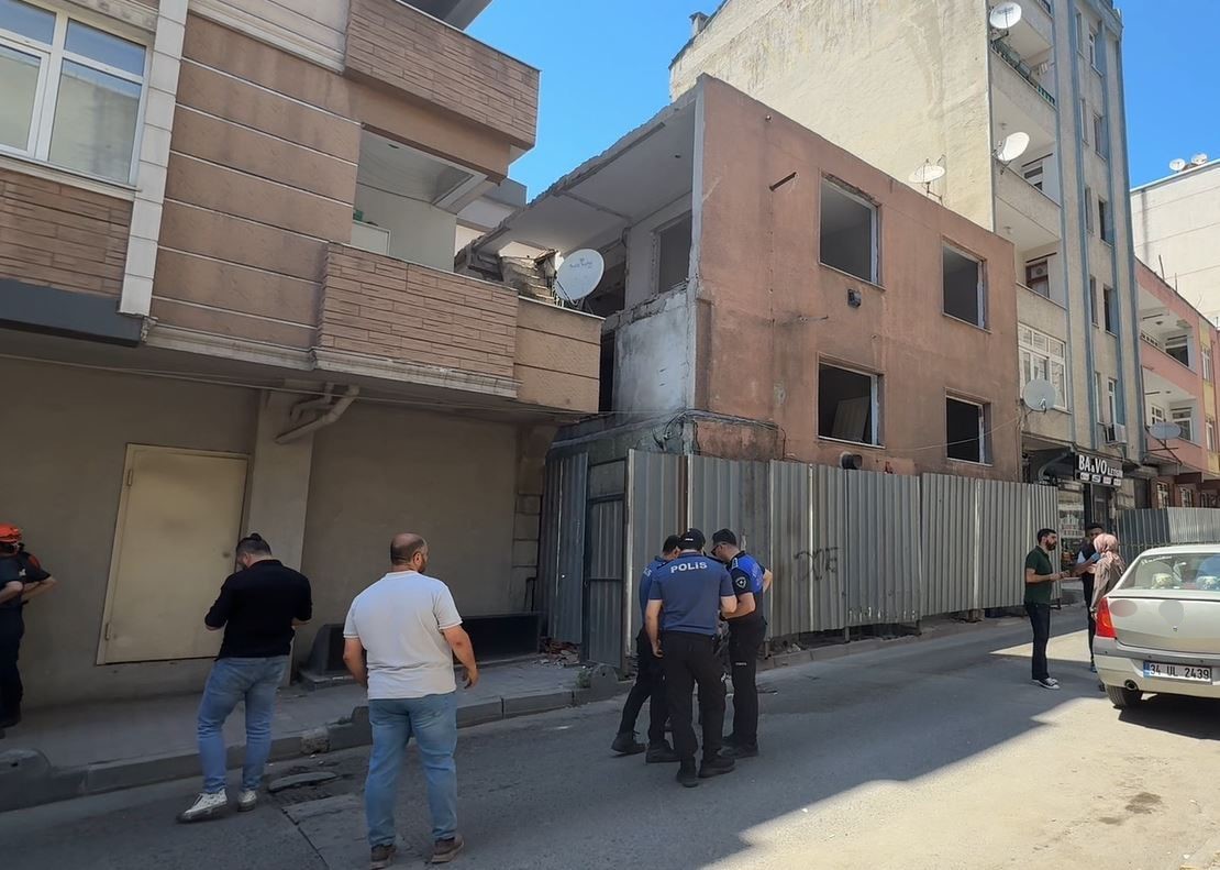 Küçükçekmece’deki bina çökmesinde ağır yaralanan genç hayatını kaybetti
