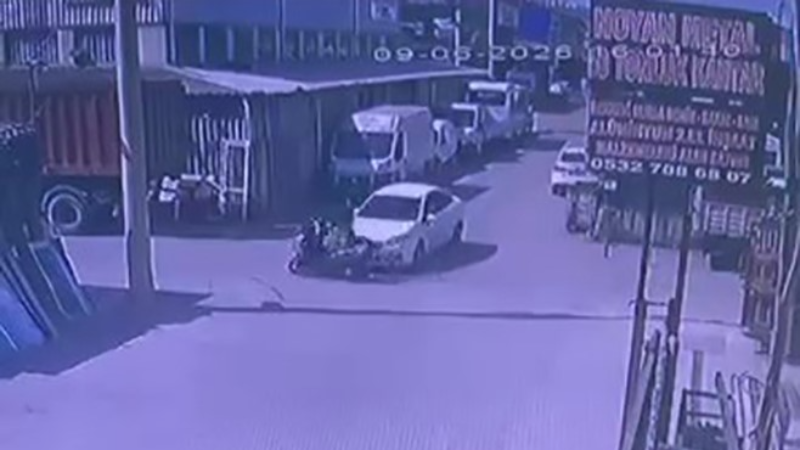 Motosiklet otomobile çarptı