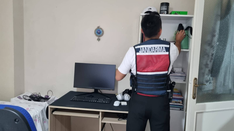 MİT’ten kredi kartı şebekesine operasyon: 3 gözaltı