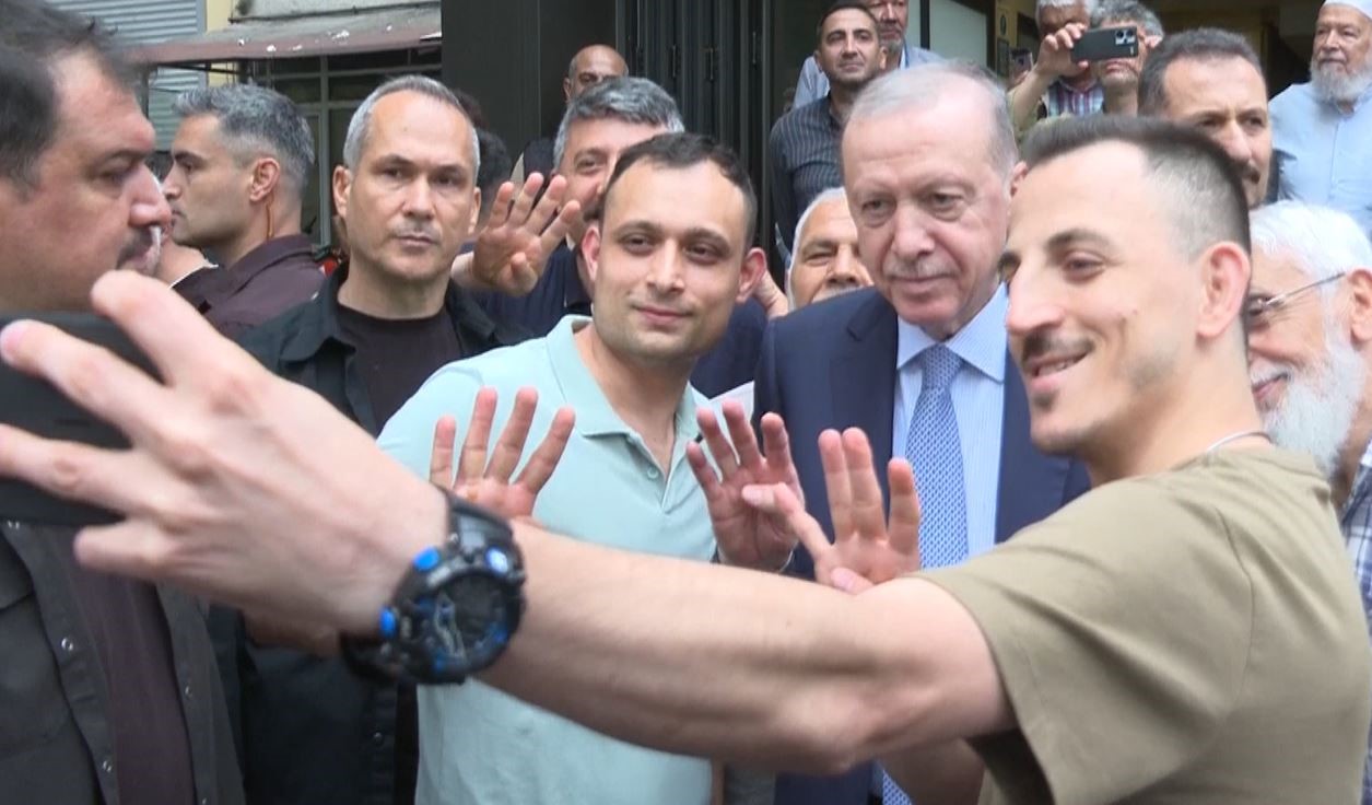 Cumhurbaşkanı Erdoğan Beyoğlu’nda vatandaşlarla buluştu
