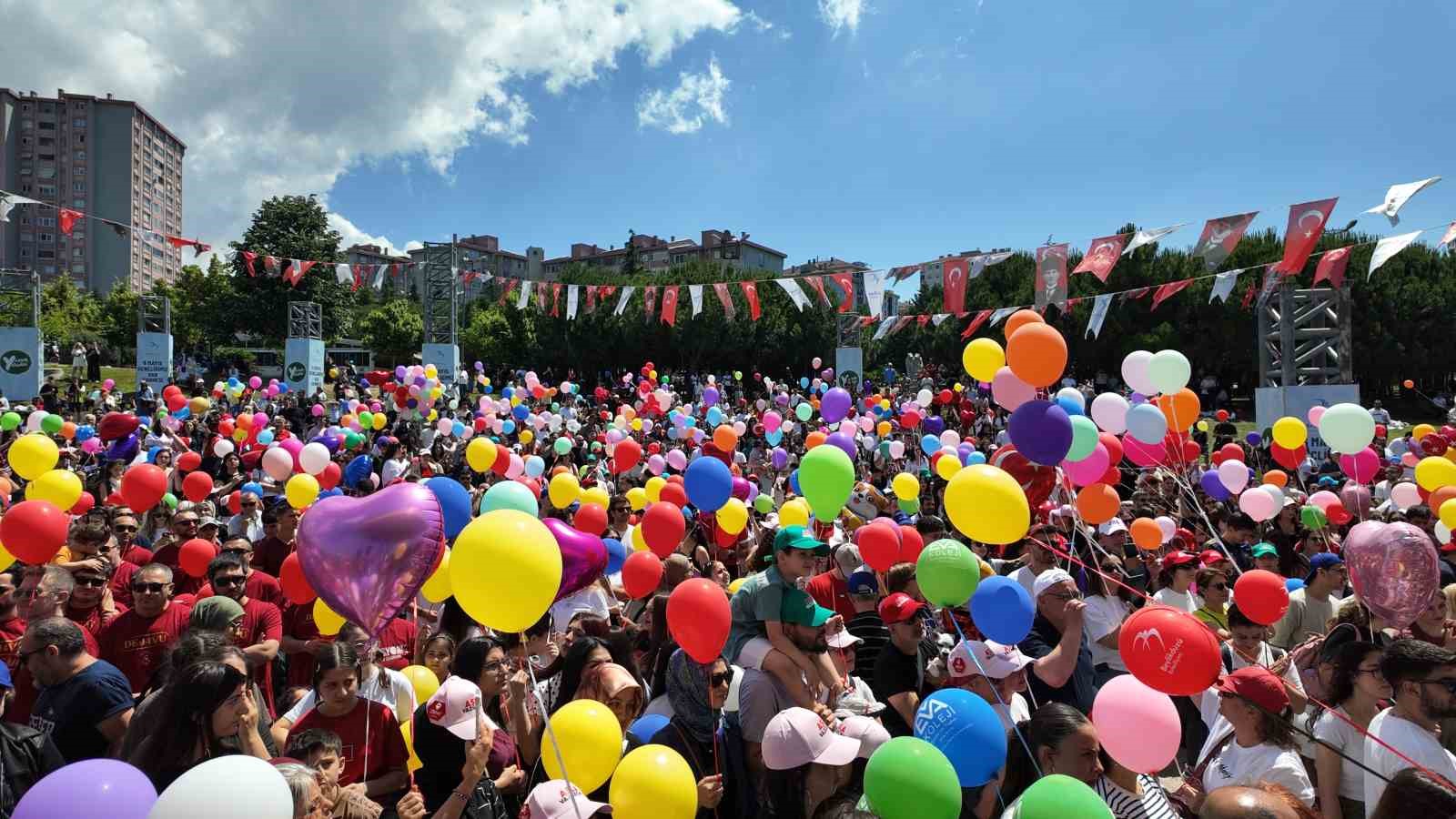 Beylikdüzü’nde kanseri yenen 9 yaşındaki Almira için binlerce balon gökyüzüne bırakıldı