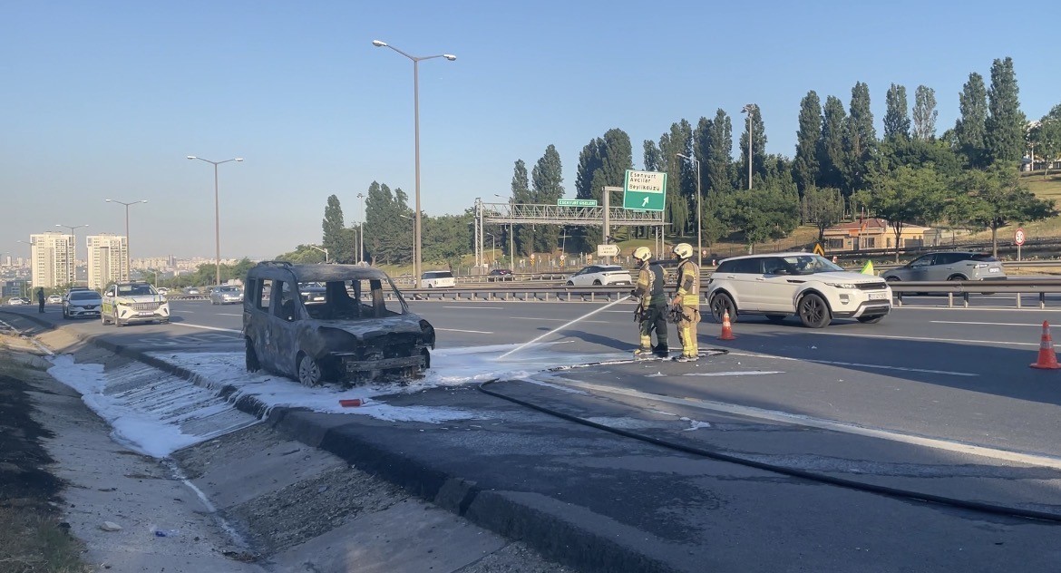 Esenyurt TEM Otoyolu’nda hafif ticari araç alev alev yandı