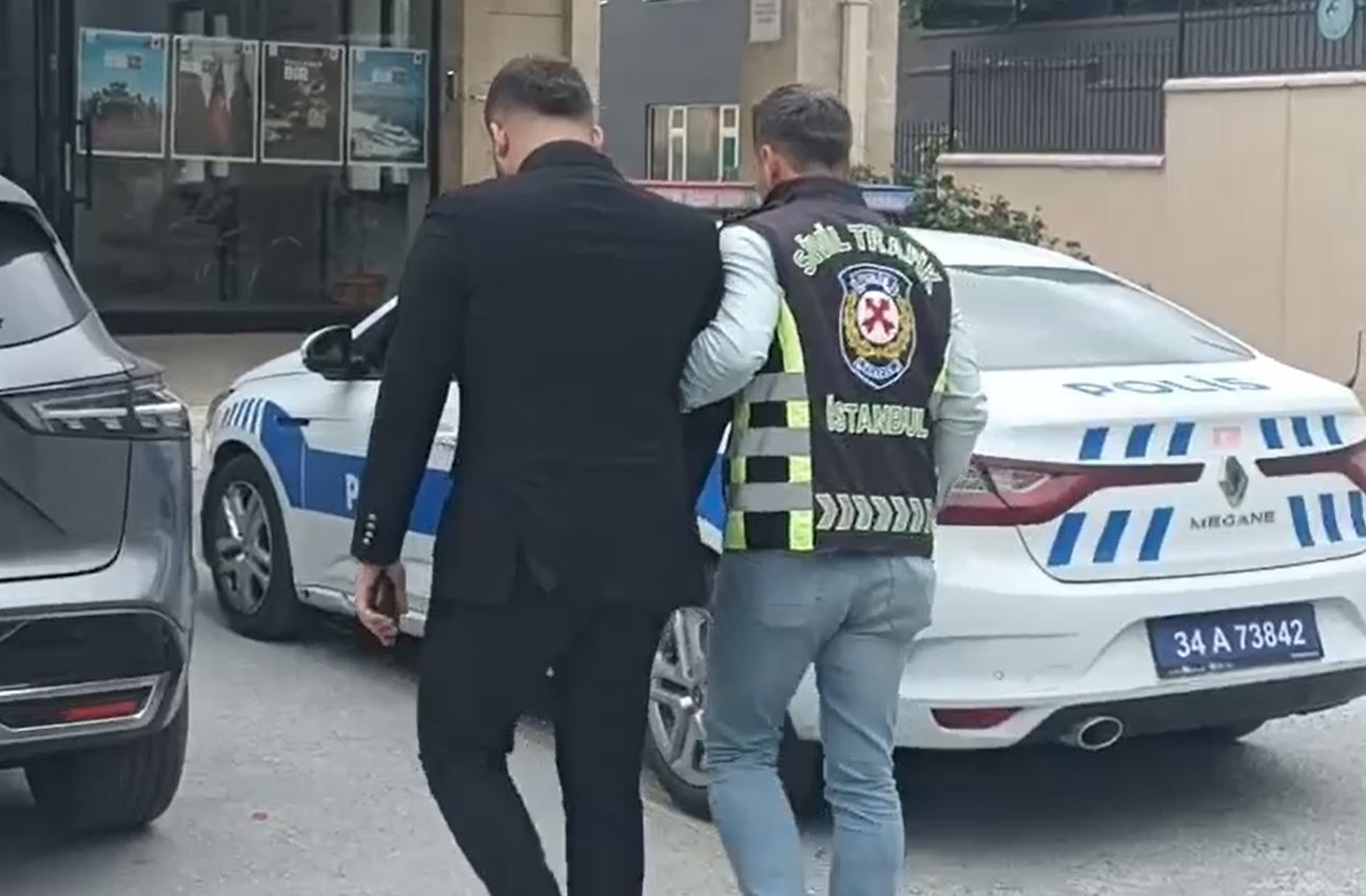 Beylikdüzü’nde araç sürücü motosikletliye saldırdığı anlar kamerada