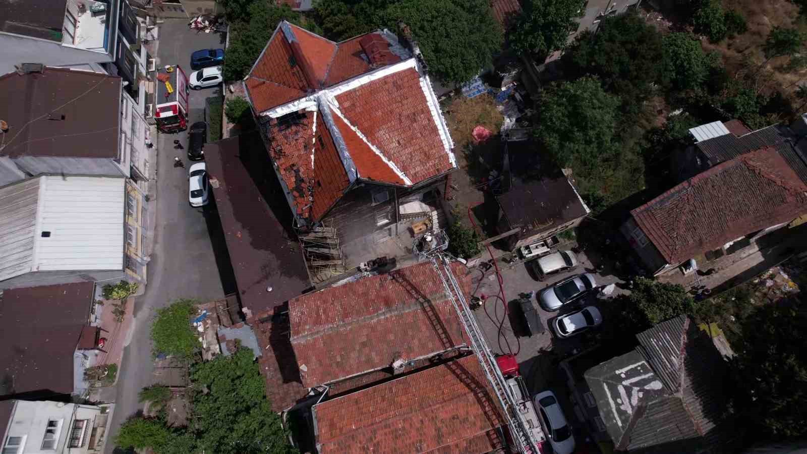 Fatih’te 2 katlı tarihi ahşap binada yangın
