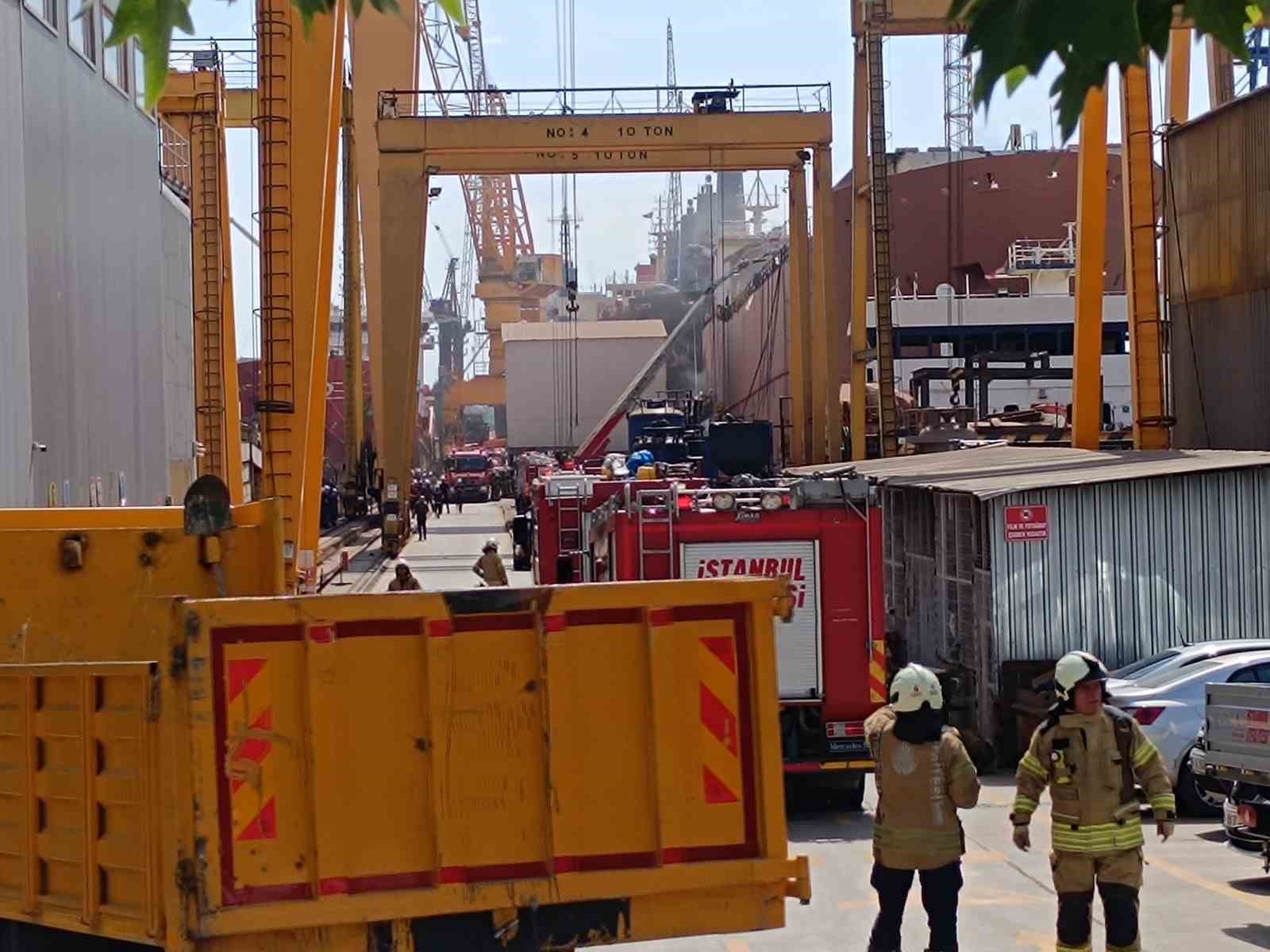 Tuzla’da tersanede bakımdaki gemide çıkan yangın söndürüldü