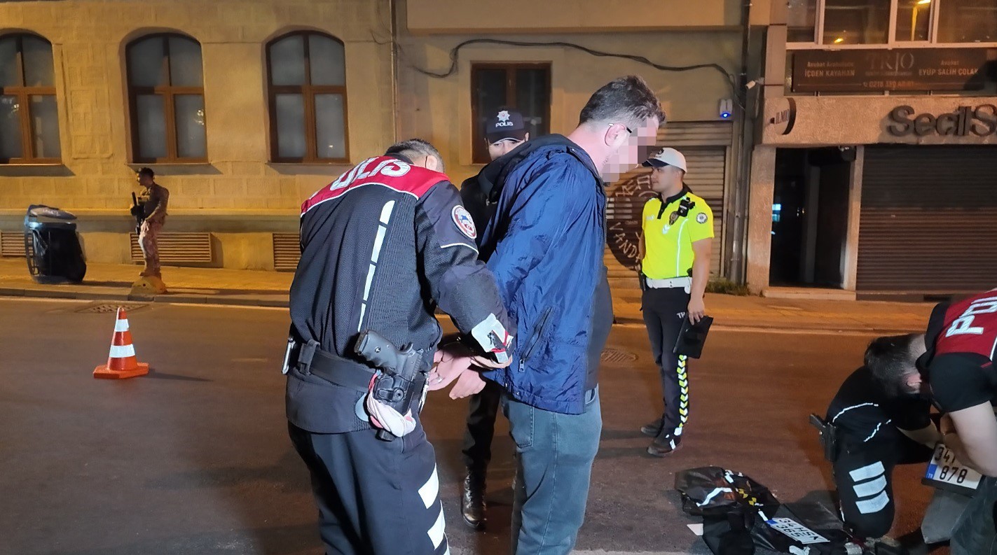 Kadıköy’de helikopter destekli asayiş denetimi: Motosikletli uyuşturucu ticaretinden gözaltına alındı
