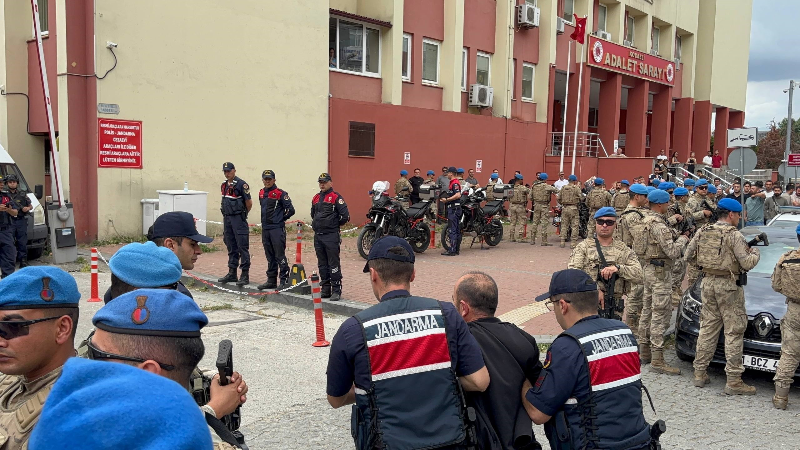 Rüşvet ve tefecilik operasyonunda gözaltına alınan şüpheliler adliyede