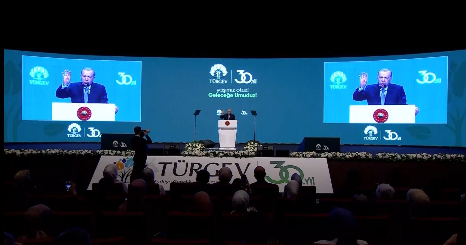 Cumhurbaşkanı Erdoğan: "Akışa yön veren bir gençlik yetiştireceğiz"
