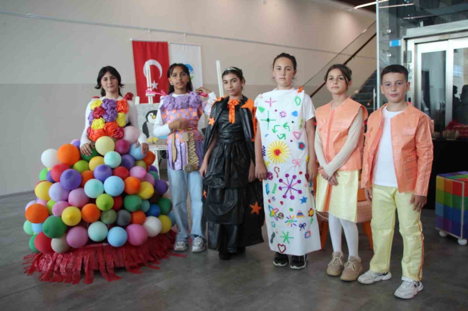 Minik öğrenciler, atıkları kıyafete ve sanat eserine dönüştürüp sergiledi

