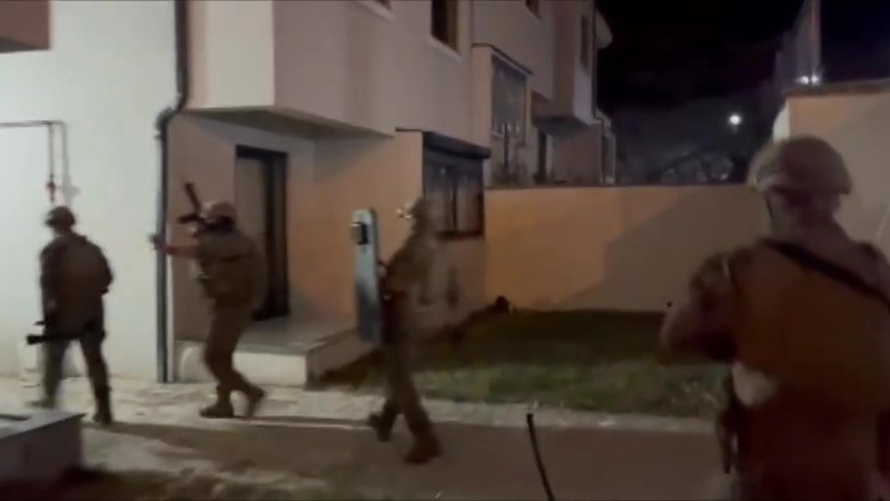 Özel harekat destekli operasyonda firarinin evine koçbaşıyla girildi