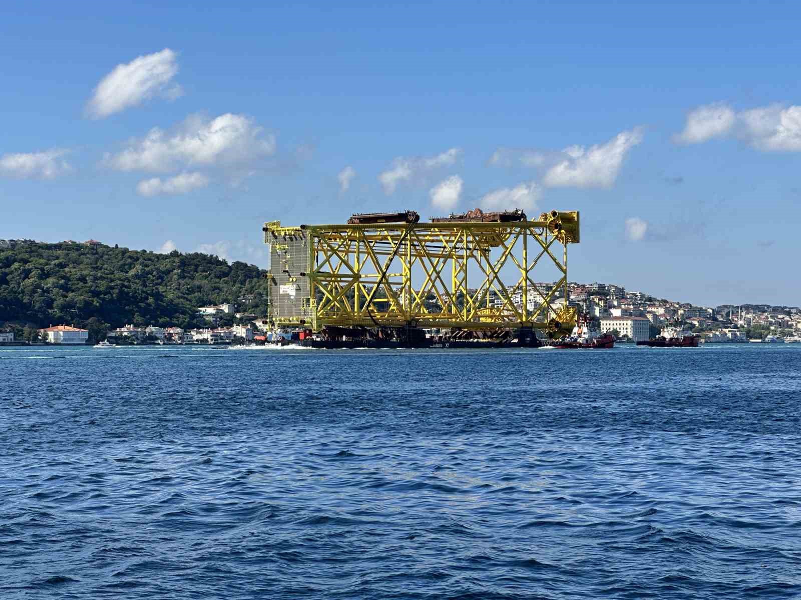 İstanbul Boğazı’ndan 350 metrelik sondaj platform iskelesi geçiş yapıyor