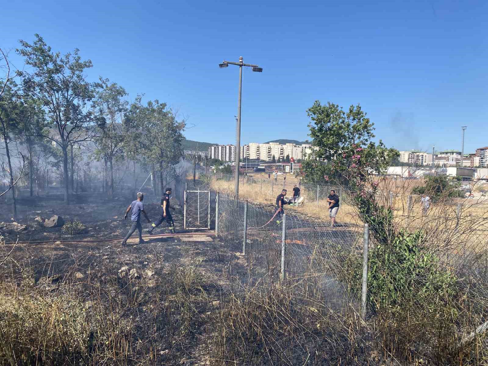 Saman yüklü tırın römorkunda çıkan yangın mahalleyi sardı