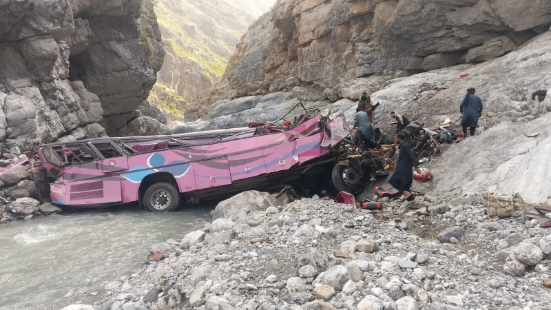 Pakistan'da yolcu otobüsü dev çukura uçtu: 40 ölü