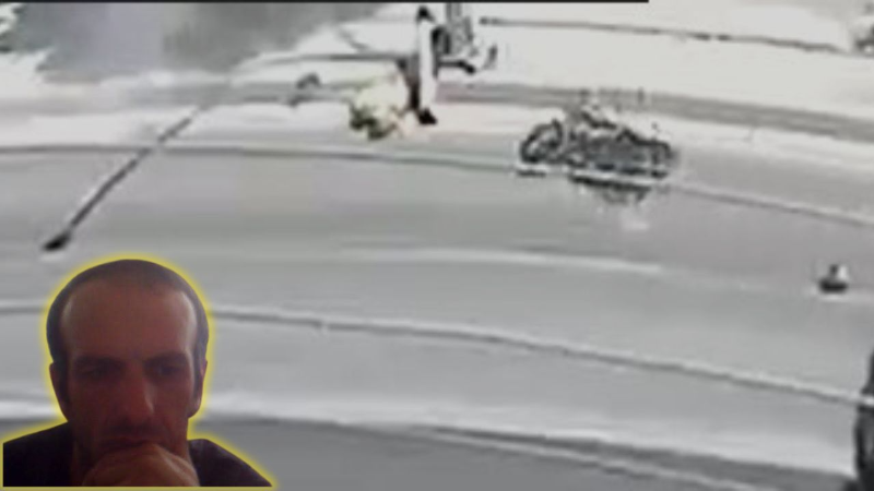 Motosiklet direğe çarptı: 1 ölü