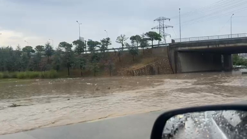 Yollar göle döndü, yağmur suları şelale gibi aktı