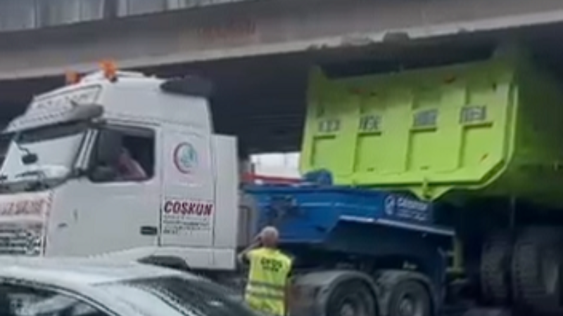 Alt geçitten geçmeye çalışan tır köprüye zarar verdi