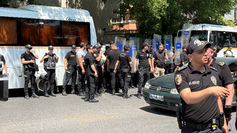 NATO karşıtı eylem yapan gruba gözaltı