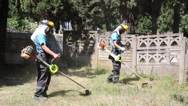 Gebze'de mezarlık ve şehitliklerde periyodik bakım çalışmaları sürüyor