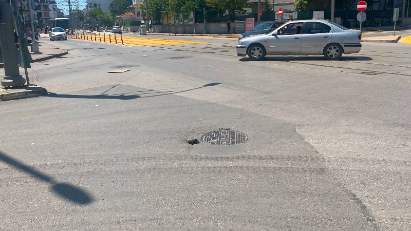 Yoldaki delik dikkat çekiyor