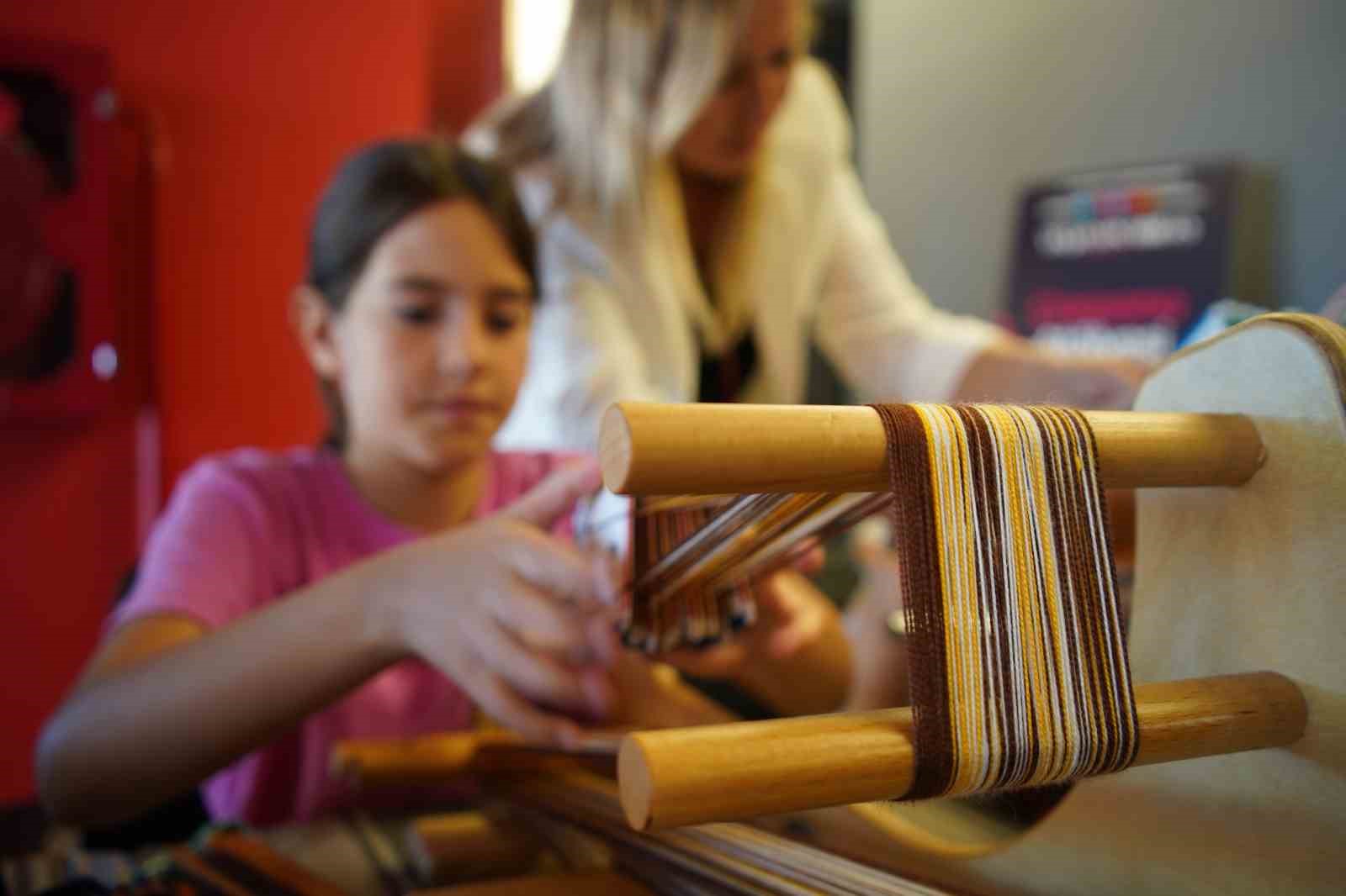 Modern yaşamın stresine geleneksel terapi: Çarpana ve kilim dokuma
