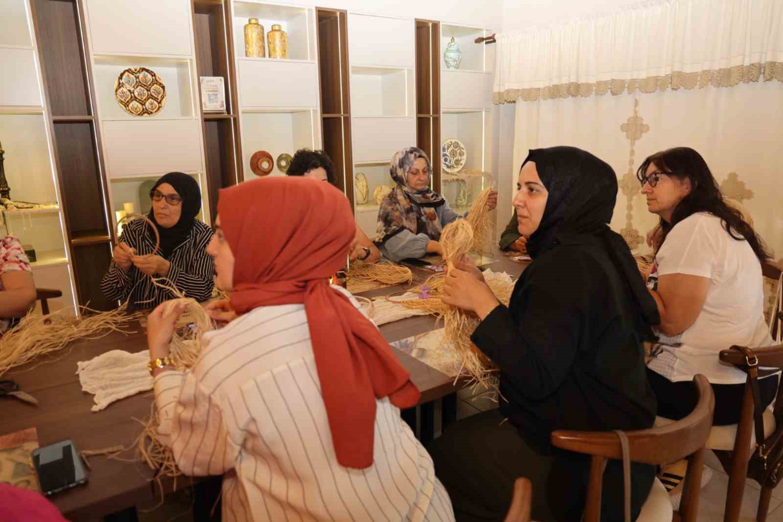 Üreten kadınların yeni adresi "Ana Kafe"de ilk atölye heyecanı
