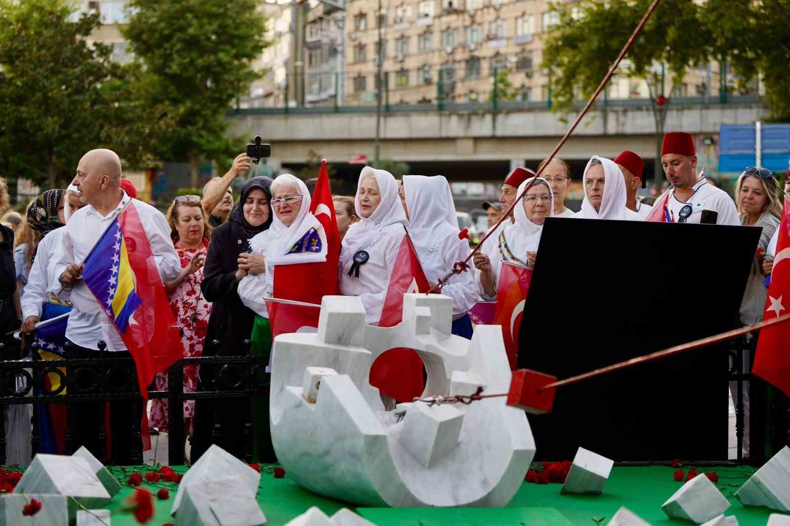 Srebrenitsa Soykırımı şehitleri Kartal’da karanfillerle anıldı
