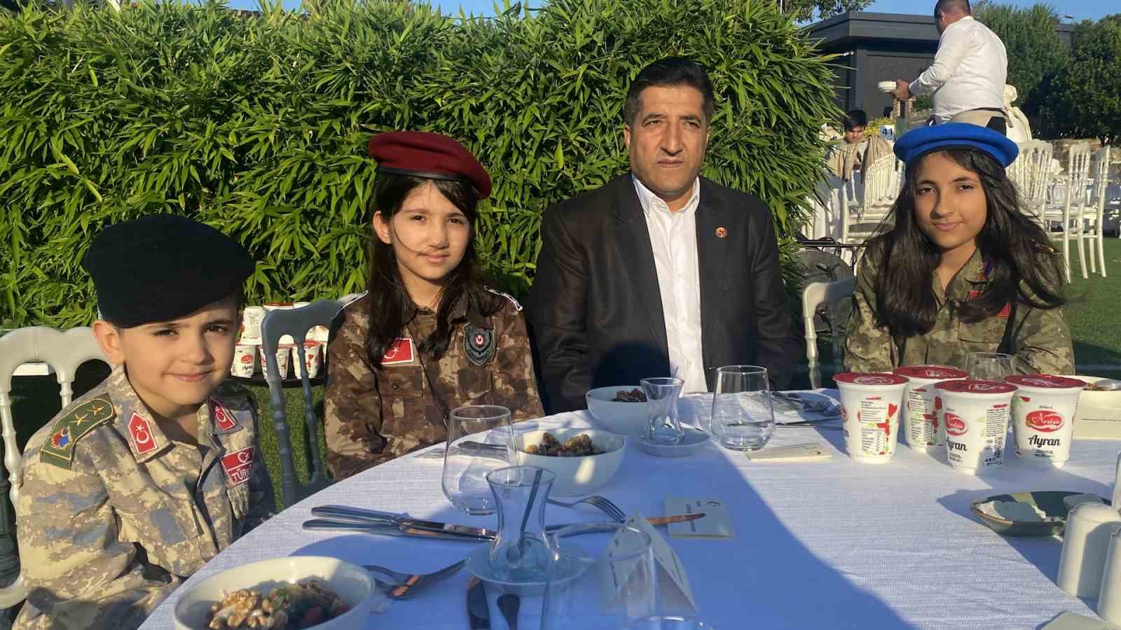 İstanbul Valisi Gül: "Sokakta birbirine benzemeyen, birbiri gibi düşünmeyen, birbiri gibi giyinmeyen herkesin bu darbecilere karşı durduğunu gördük"