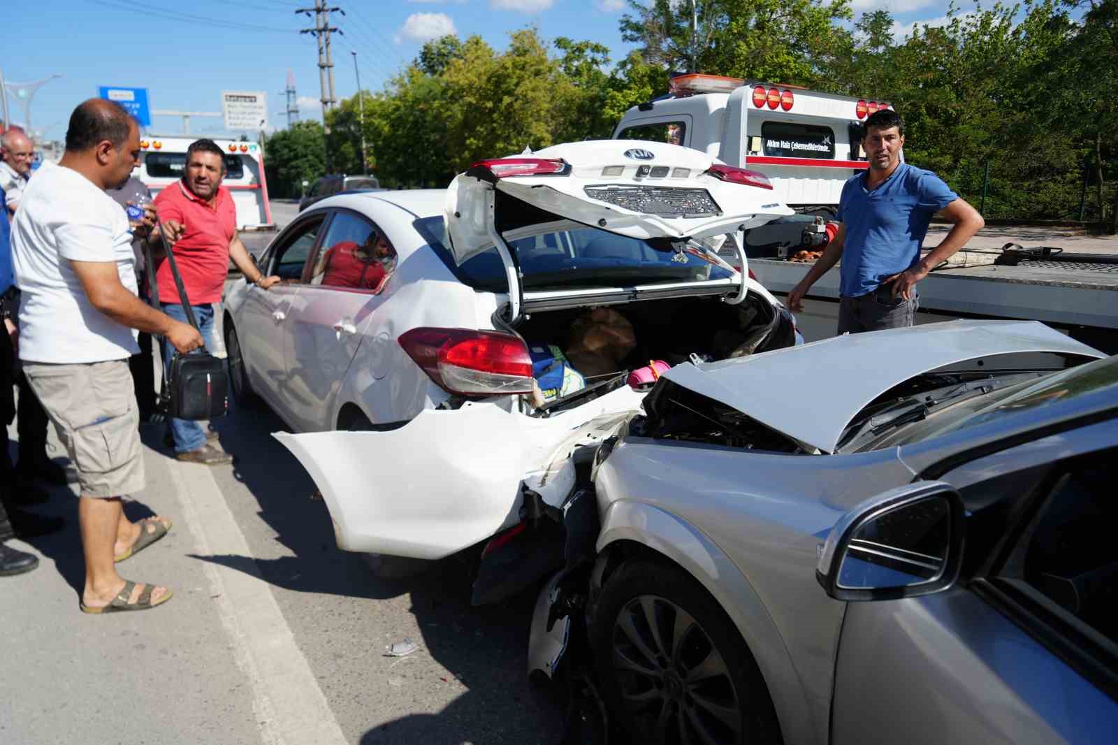 Yavaşlayan trafik zincirleme kazaya sebep oldu