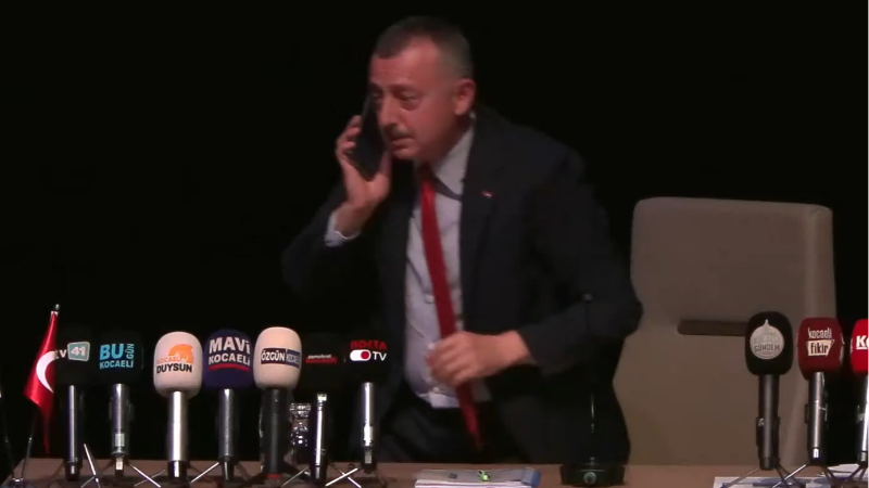 Başkan Büyükakın gelen telefon sonrası toplantıdan ayrıldı