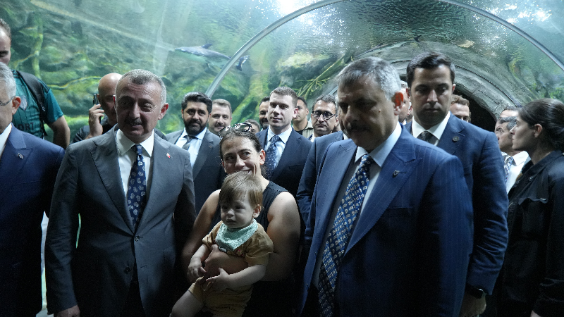 Bakan Çiftçi’den Kocaeli’de akvaryum ve kütüphane ziyareti