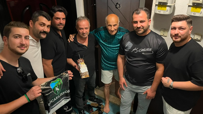 Kocaelispor’un yaşayan en yaşlı eski gutbolcusu Sümer Yüzer’e 93. yaş sürprizi!