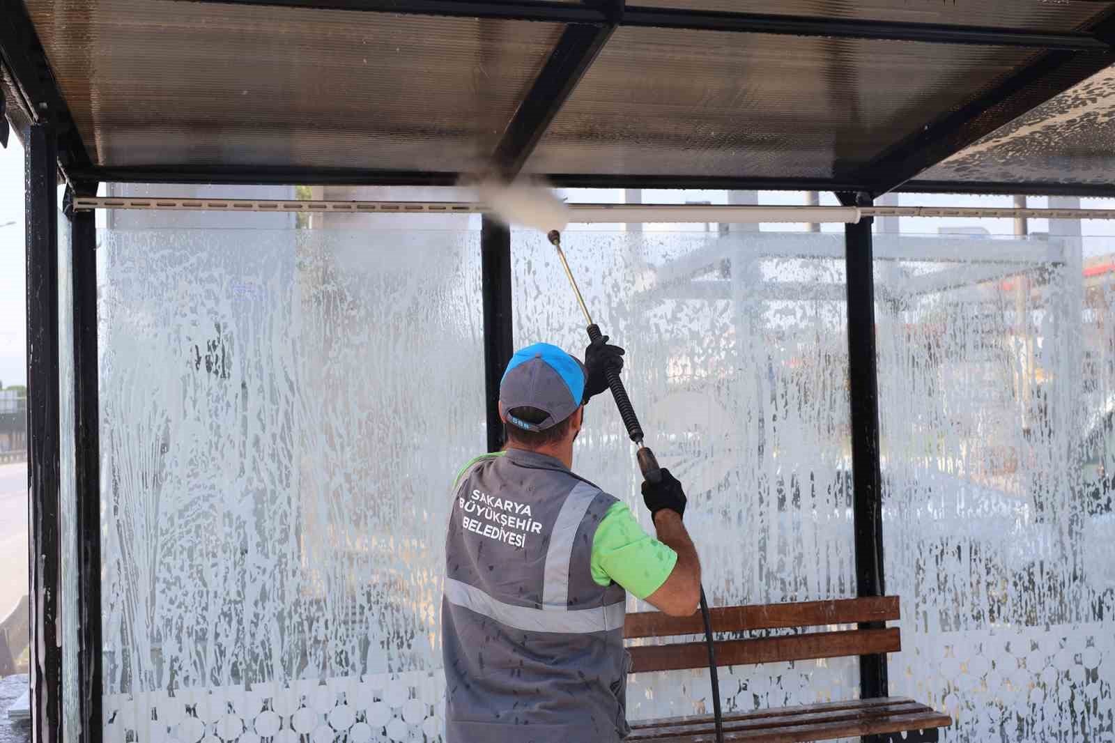 16 ilçedeki duraklar basınçlı su ile temizleniyor