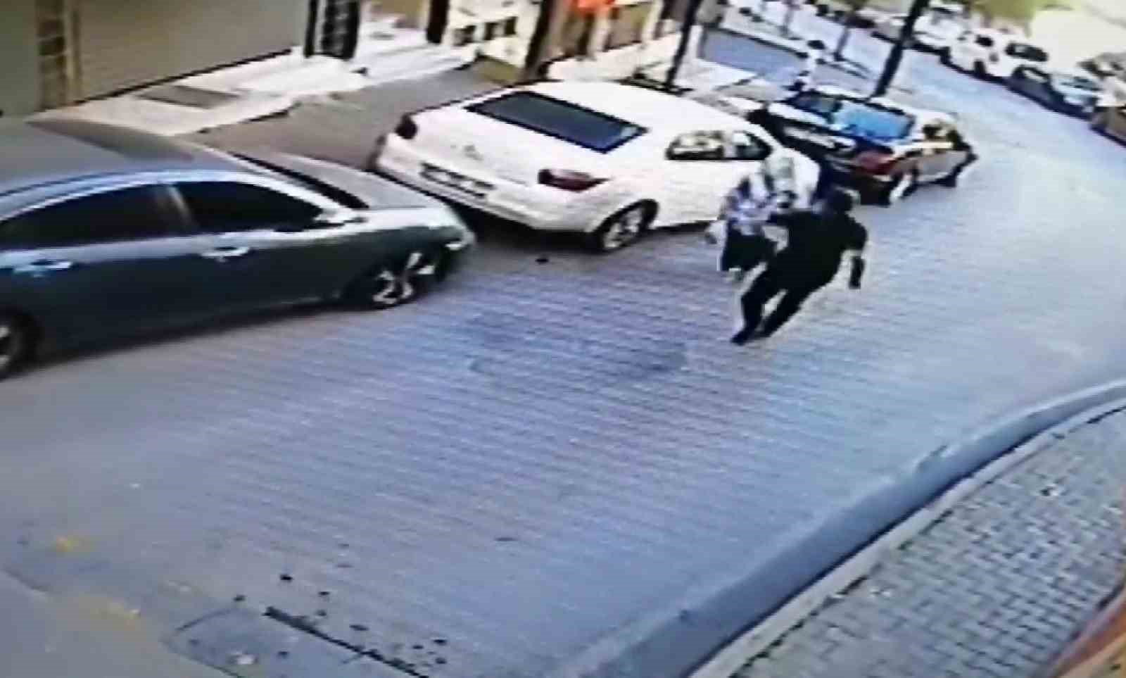 İstanbul’da yolda yürüyen kadının ensesine vurup kaçtı, o anlar kameraya yansıdı