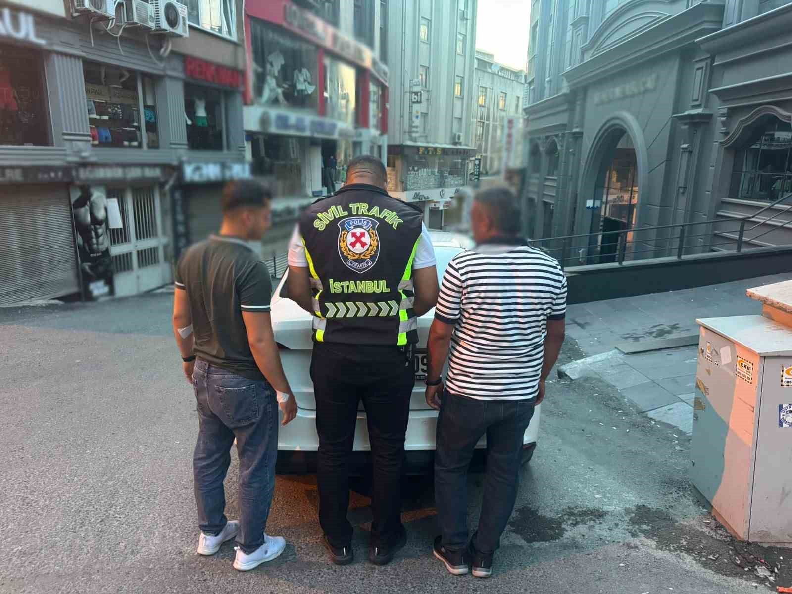 Fatih’te taksi şoförünün aracını tekmeleyen sürücü tutuklandı