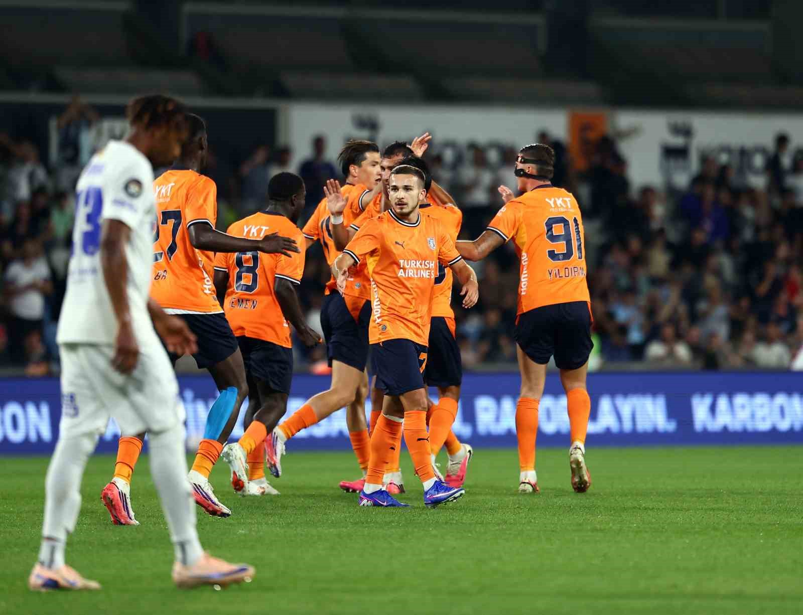 Başakşehir’in yeni transferleri Karbownik ve Emin Bayram ilk resmi maçlarına çıktı
