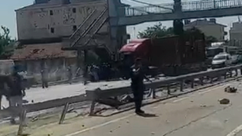 Tır bariyerlere çarparak karşı şeride geçti