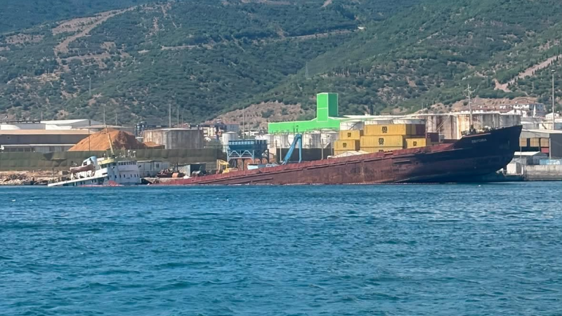 Kocaeli'de limanda demirli gemi battı