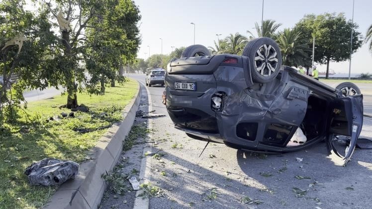 Kartal’da direksiyon hakimiyetini kaybeden otomobil takla attı: 1 yaralı
