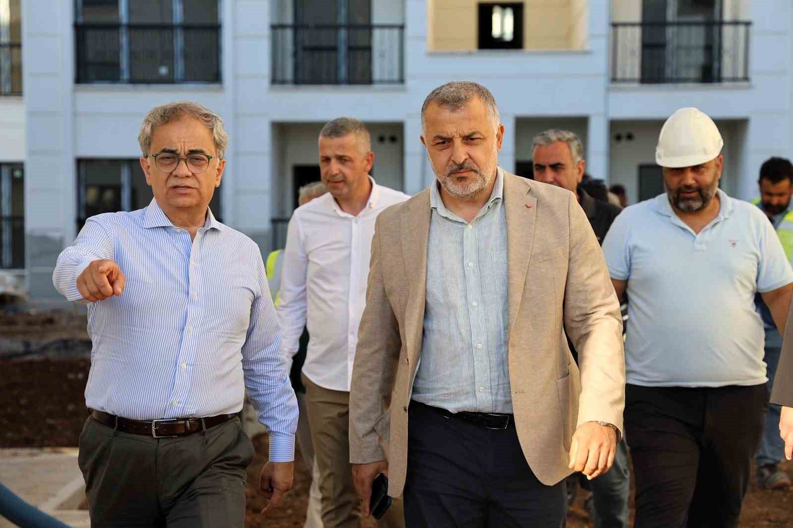 Baraçlı, Kartepe Evleri’ndeki son hazırlıkları yerinde değerlendirdi

