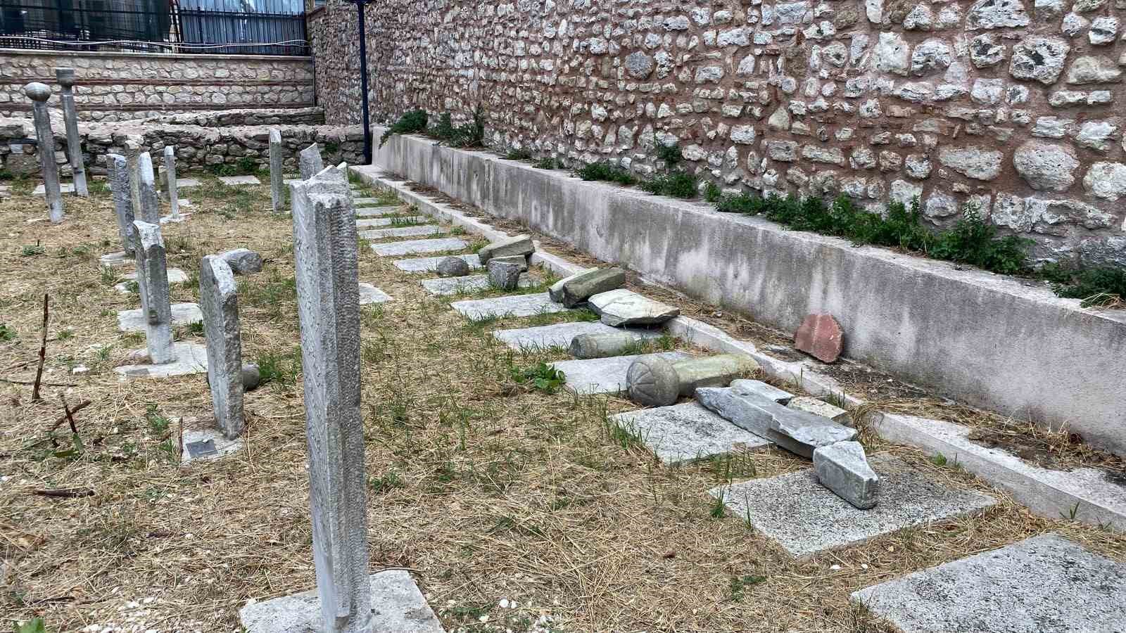 Fatih’teki tarihi hazirede 7 mezar taşını kırıp kaçtı
