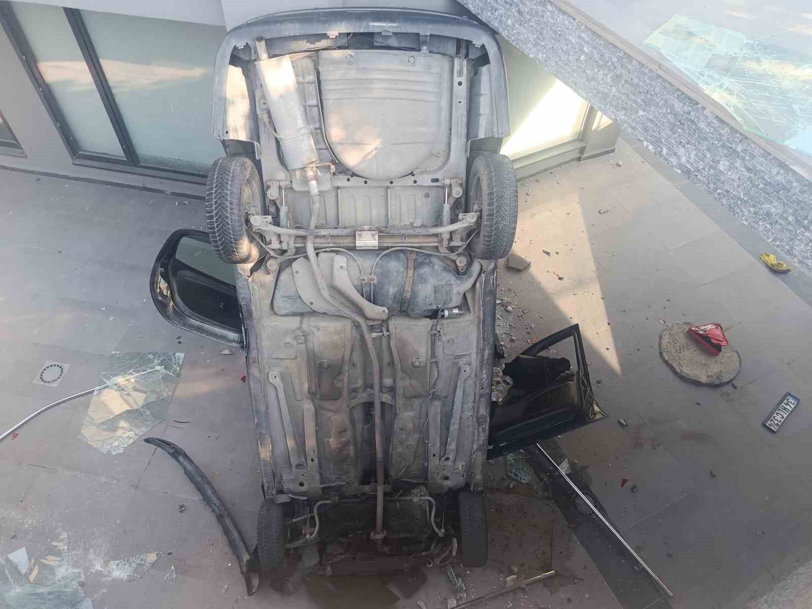 Bakırköy’de araç bina boşluğuna uçtu: 2 yaralı
