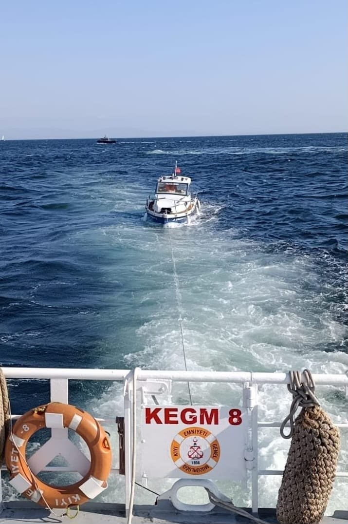 Küçükçekmece’de makine arızası nedeniyle sürüklenen tekne kurtarıldı
